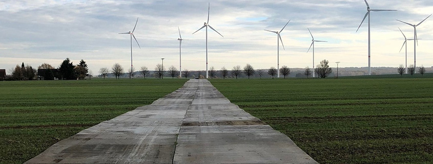 Verlegte Betonstraße führt zu Windkraftanlagen