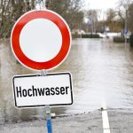 Deutsche Ampel, hohe Wasser, gesperrte Straße, Hochwasser