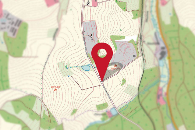 Rote Markierung zeigt Standort auf topographischer Karte.